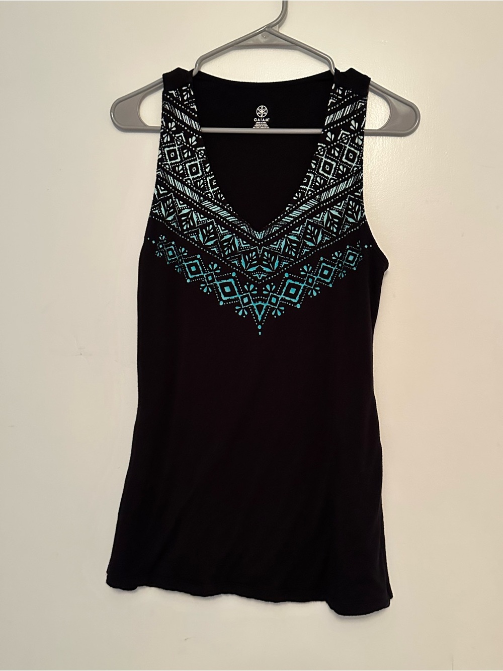 GAIAM Black V-Neck Tank with Teal and White Geometric Yoke